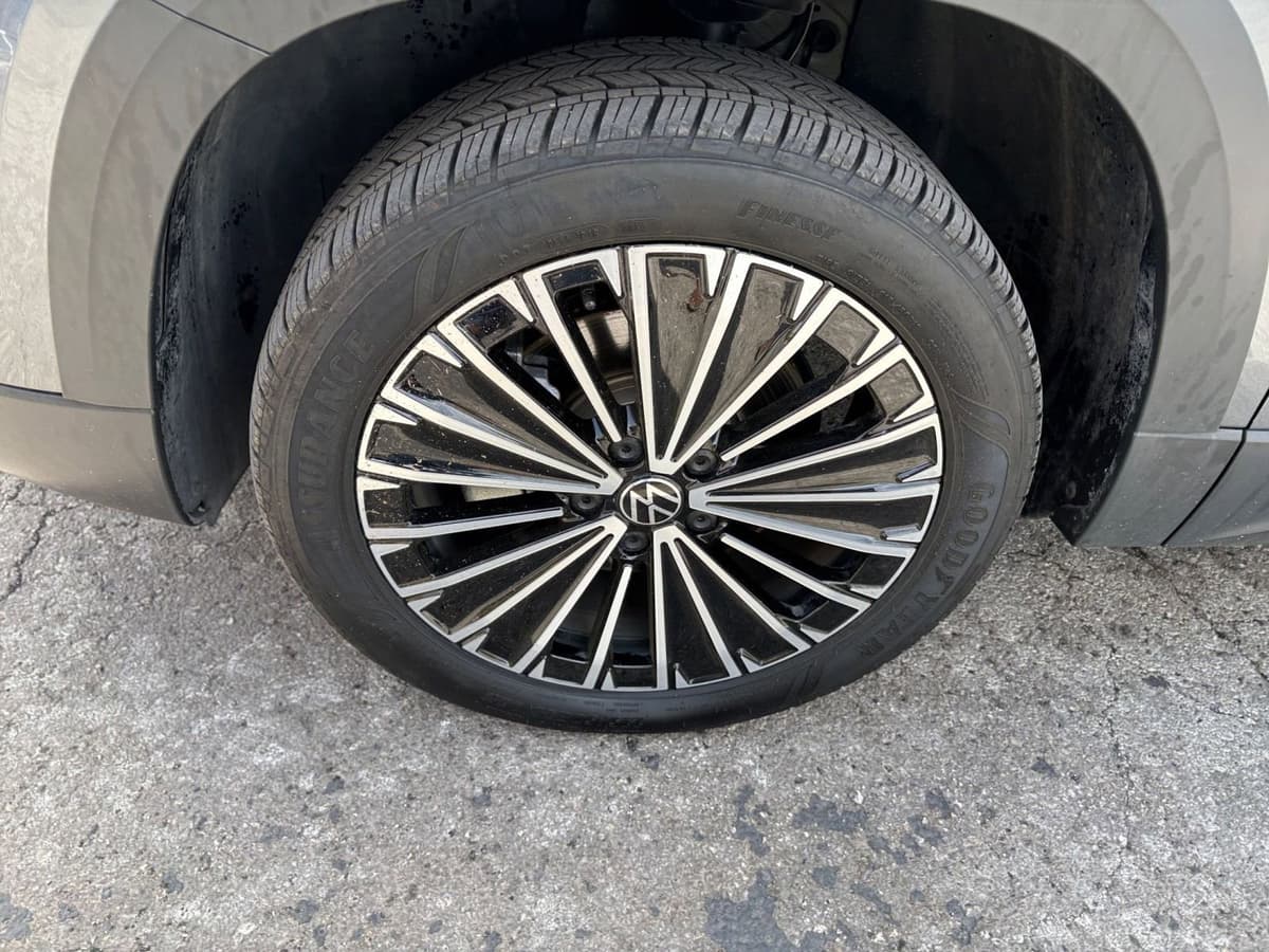 2025 Volkswagen Taos - Image 25