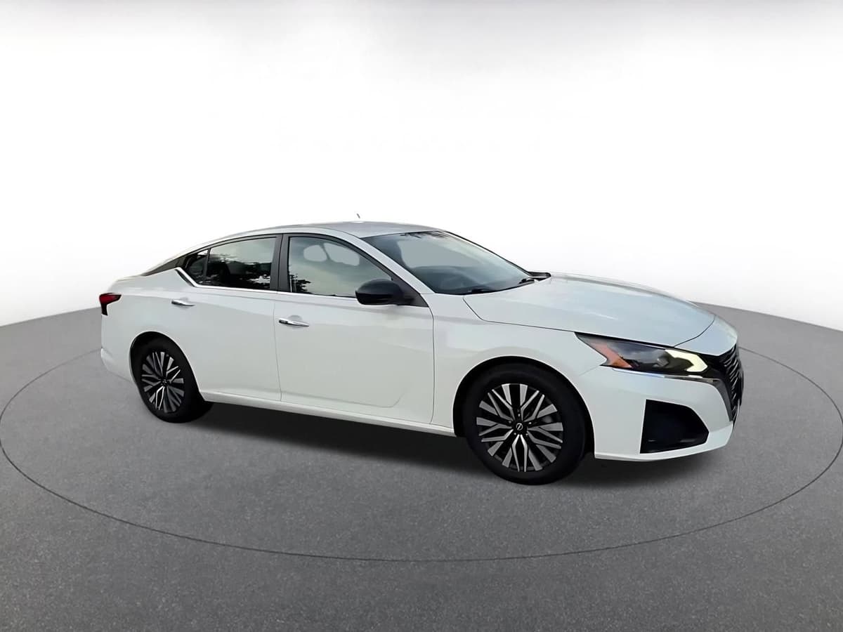 2025 Nissan Altima - Image 2