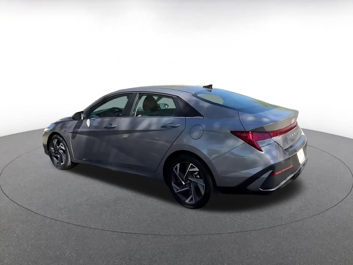2025 Hyundai Elantra - Image 10