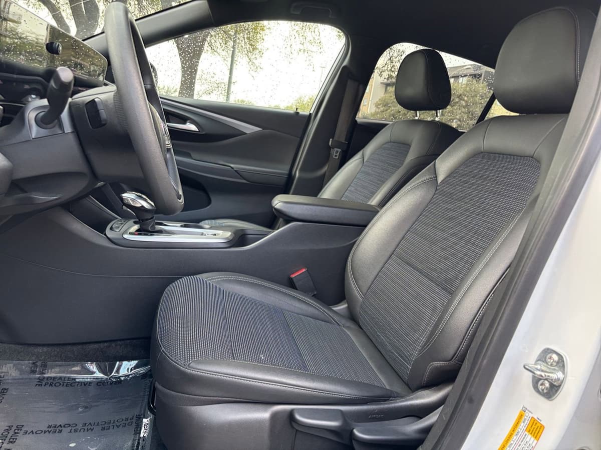 2025 Buick Envista - Image 22