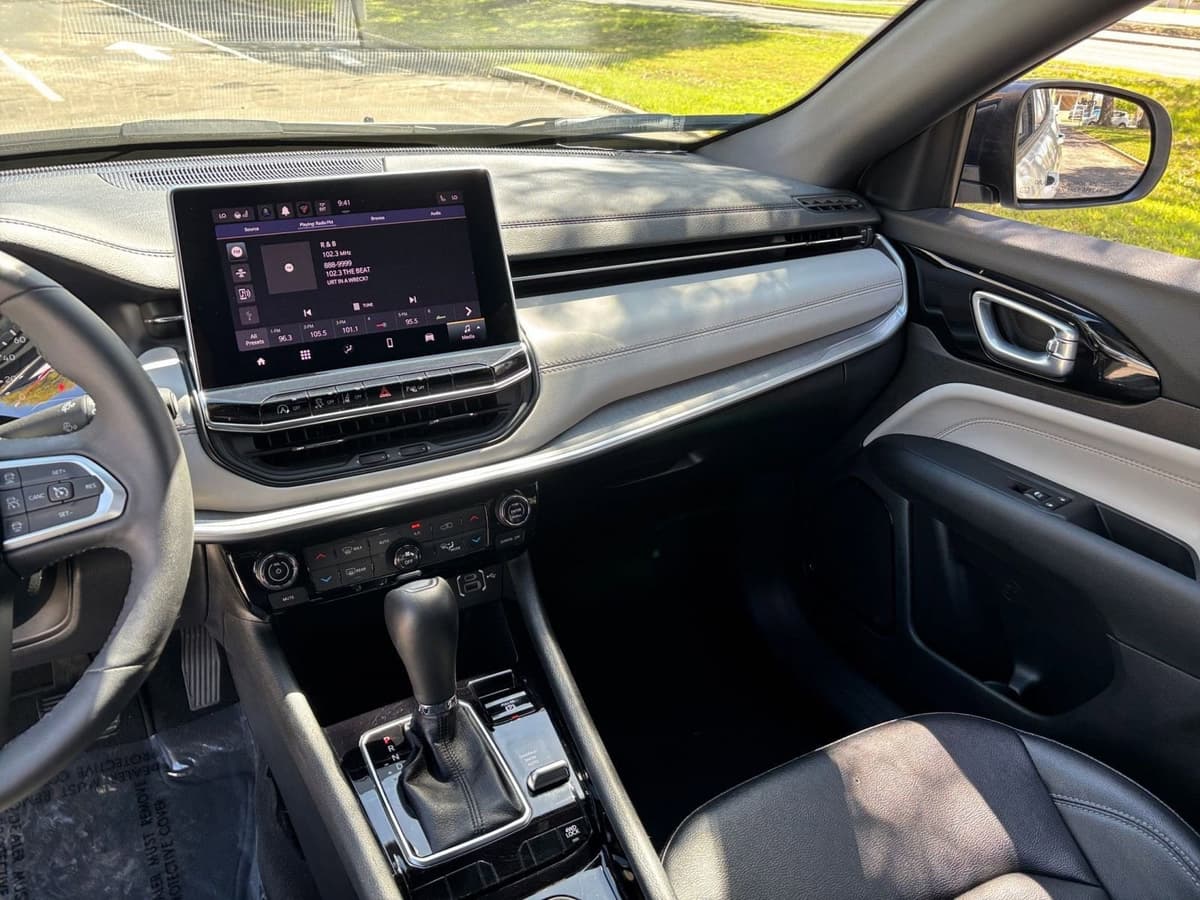 2025 Jeep Compass - Image 30