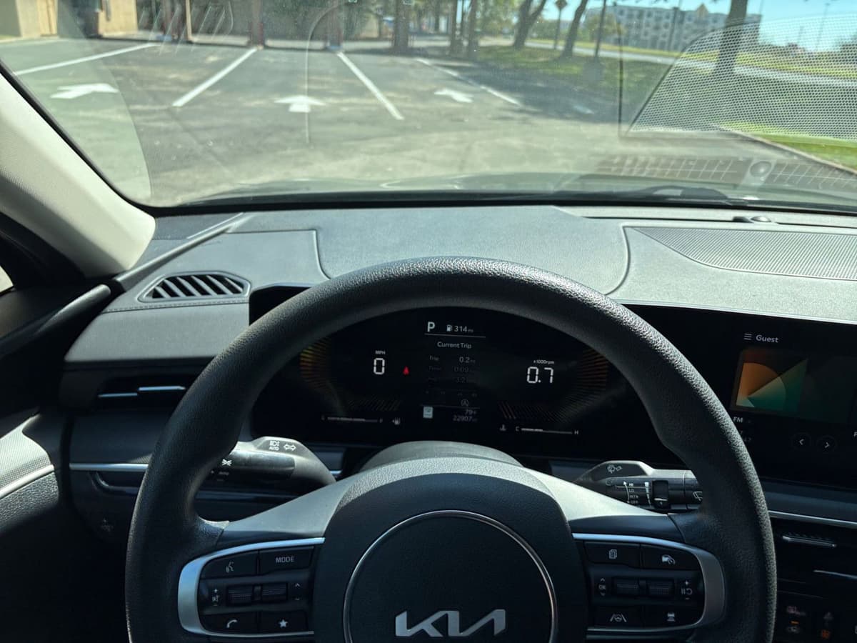 2025 Kia K5 - Image 30