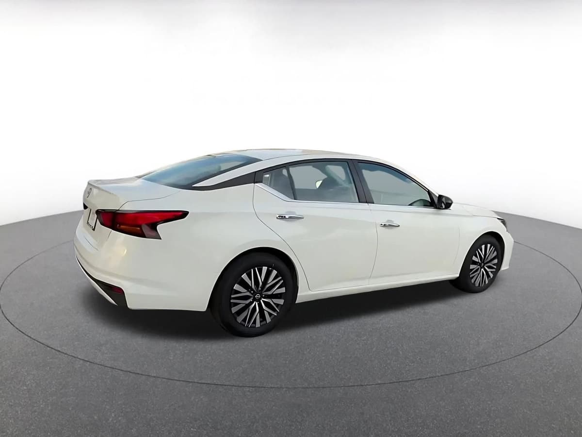 2025 Nissan Altima - Image 13