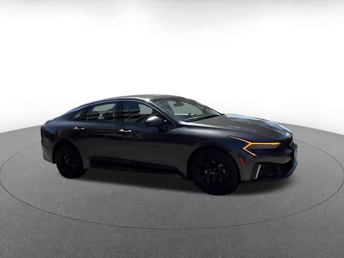 2025 Kia K5 - Image 2