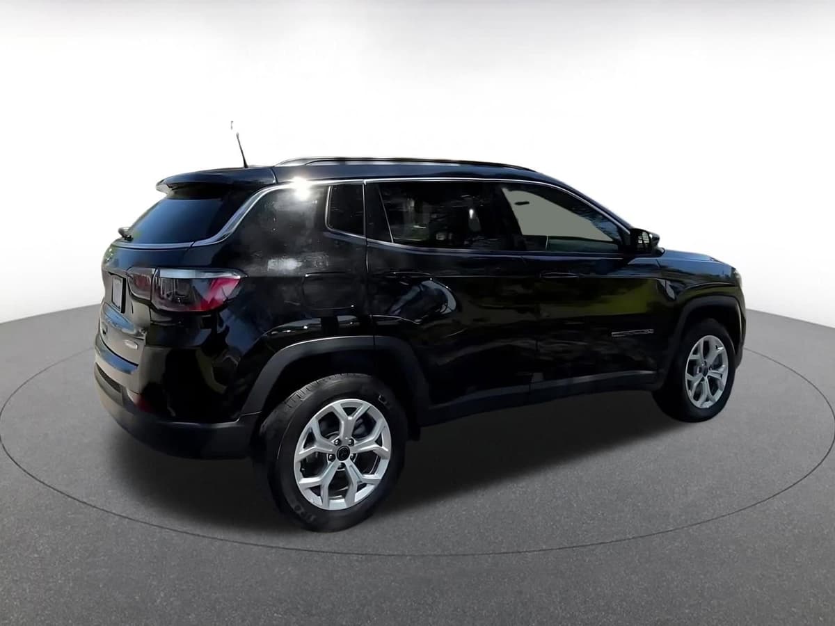 2025 Jeep Compass - Image 15