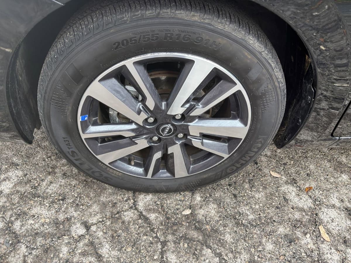 2025 Nissan Versa - Image 25