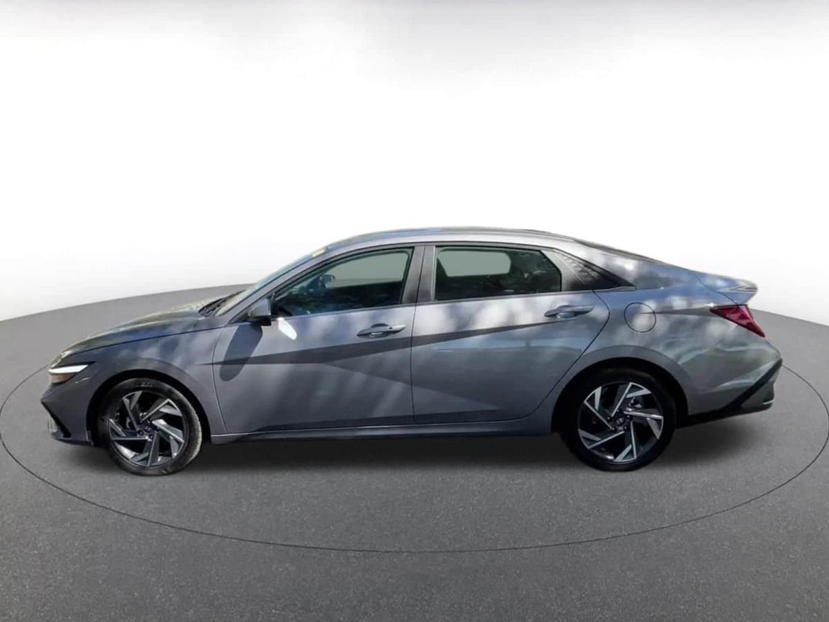 2025 Hyundai Elantra - Image 8