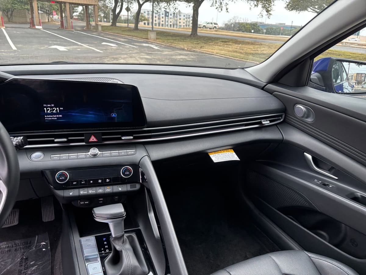 2025 Hyundai Elantra - Image 30
