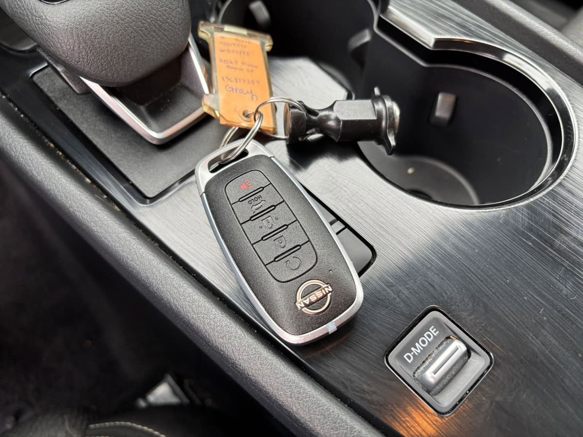 2025 Nissan Rogue - Image 18