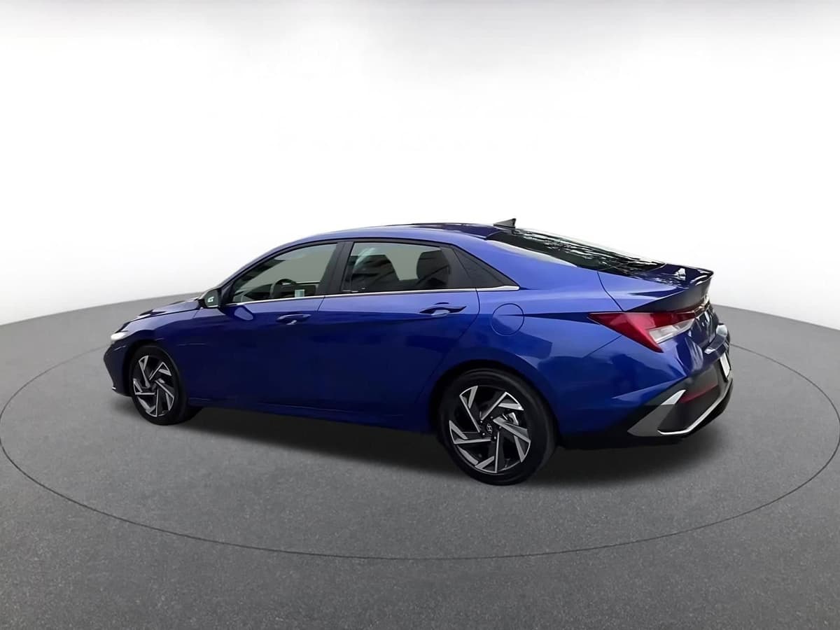 2025 Hyundai Elantra - Image 8