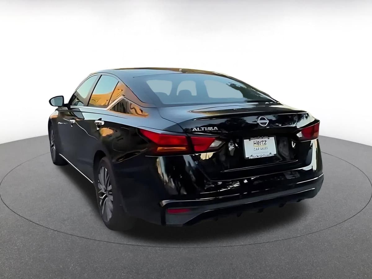 2025 Nissan Altima - Image 10