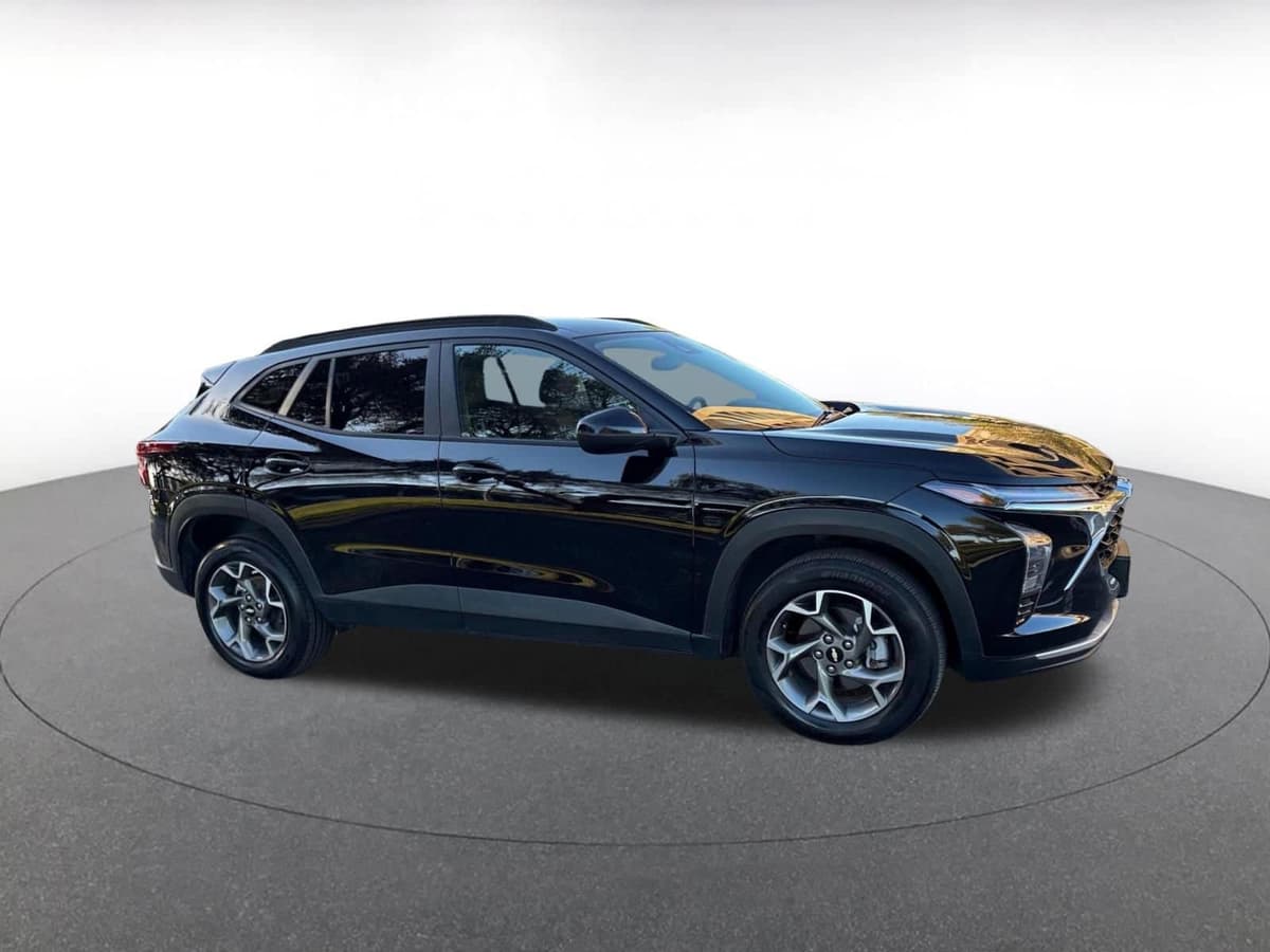 2025 Chevrolet Trax - Image 1