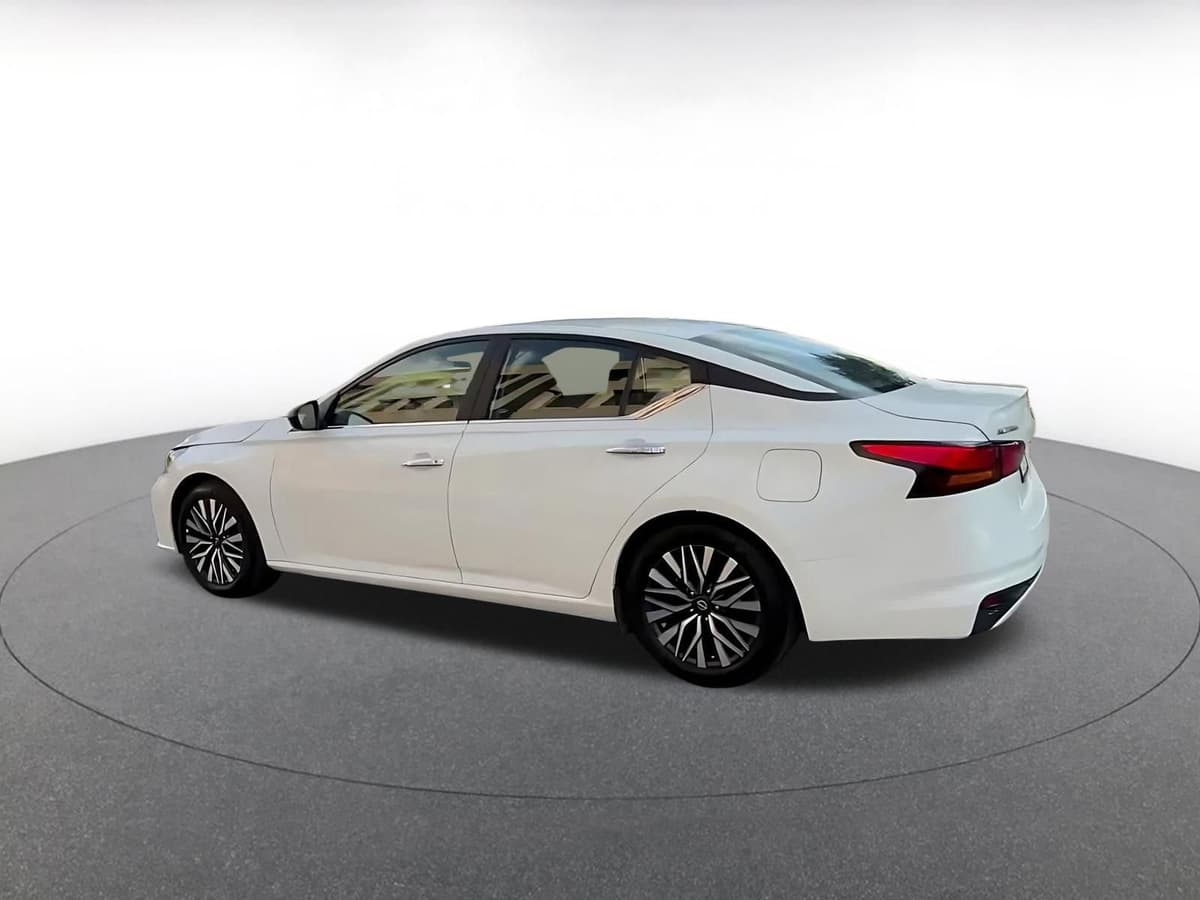 2025 Nissan Altima - Image 10