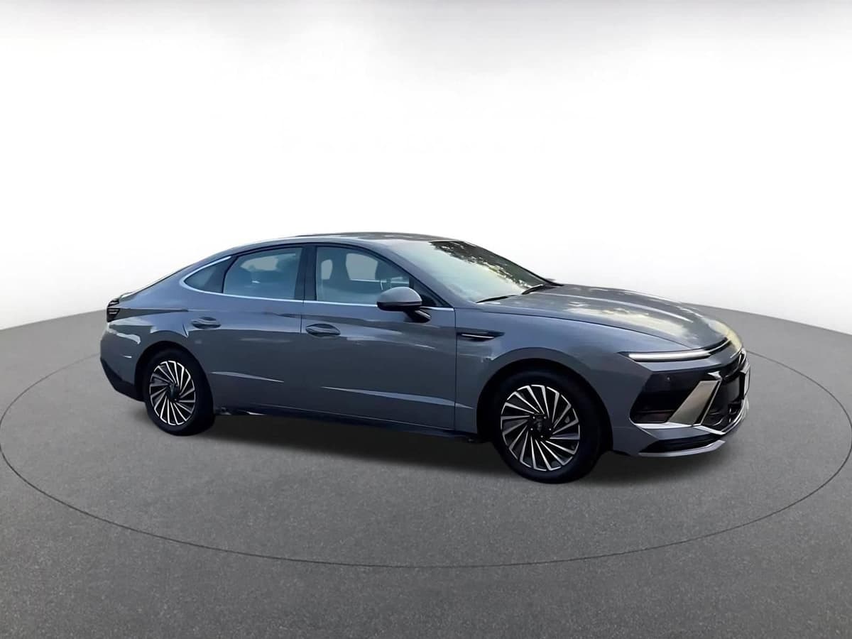 2025 Hyundai Sonata Hybrid - Image 2