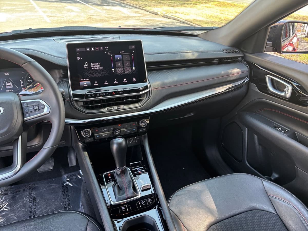 2025 Jeep Compass - Image 30