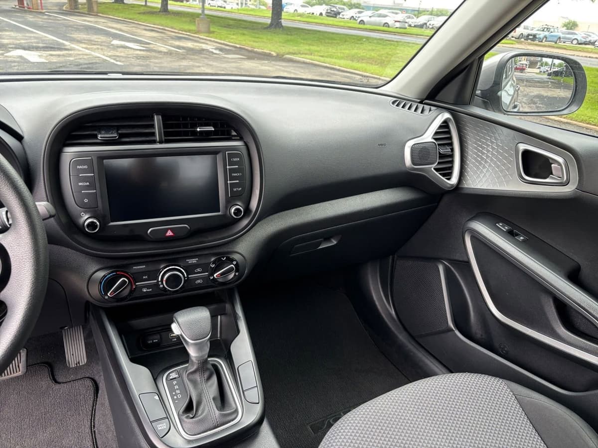 2025 Kia Soul - Image 30