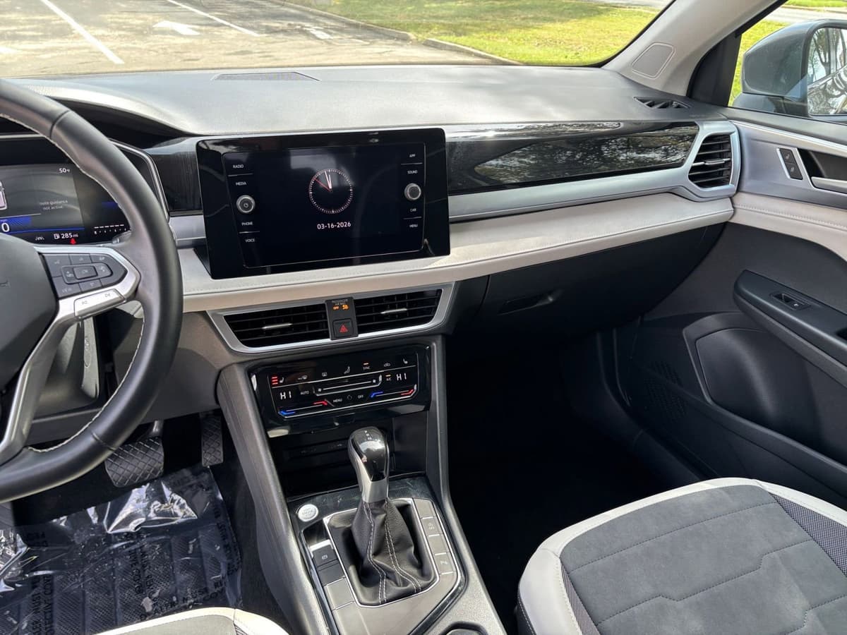 2025 Volkswagen Taos - Image 30