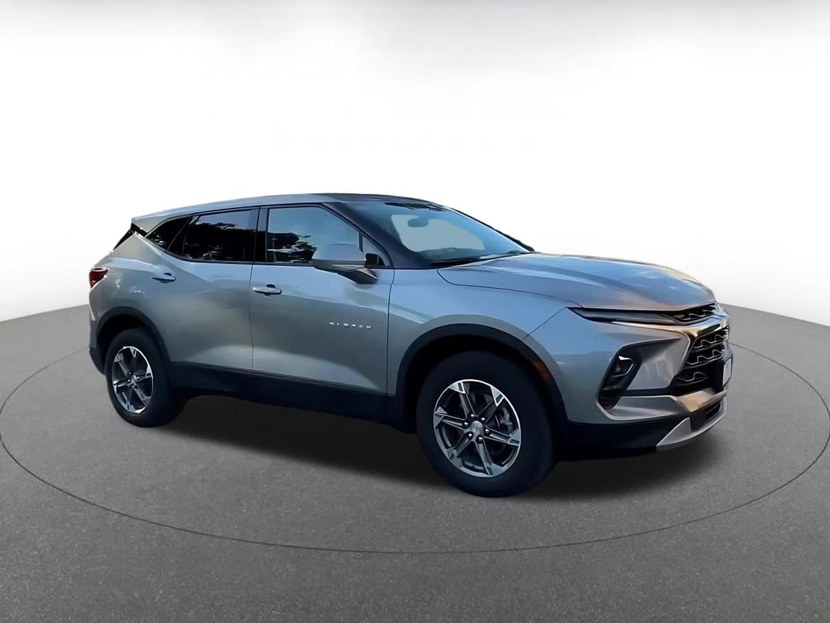 2025 Chevrolet Blazer - Image 2