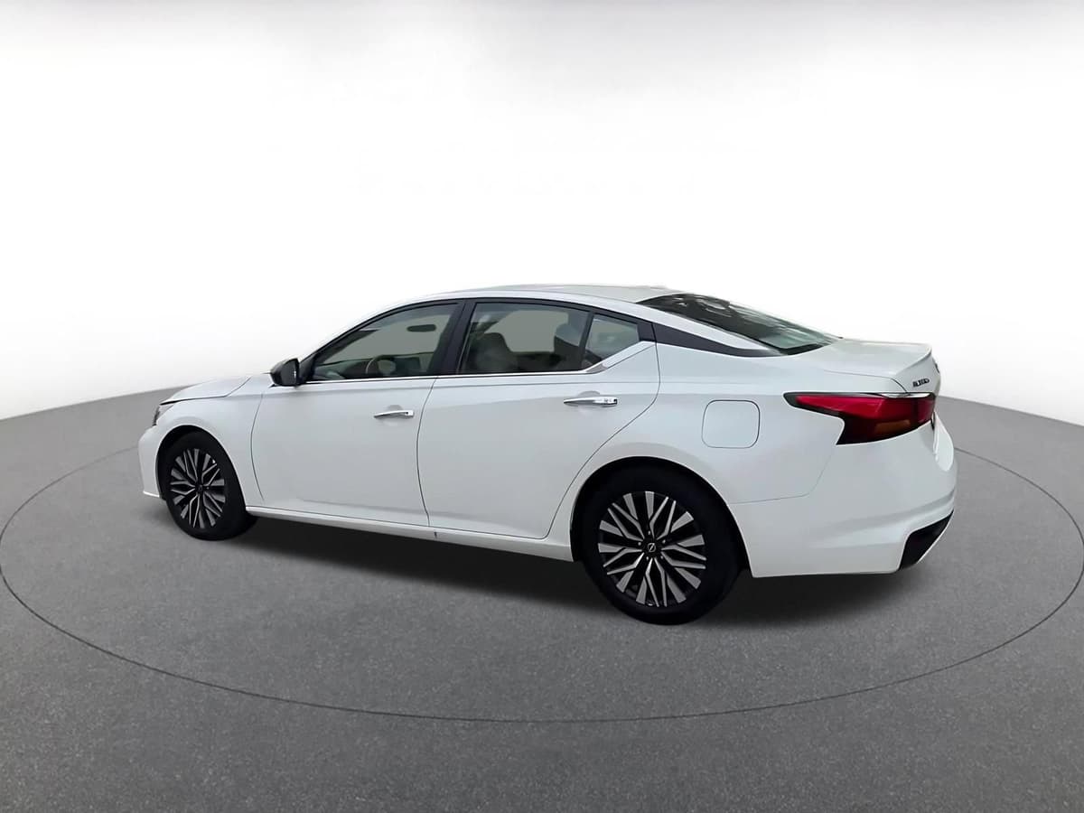 2025 Nissan Altima - Image 10