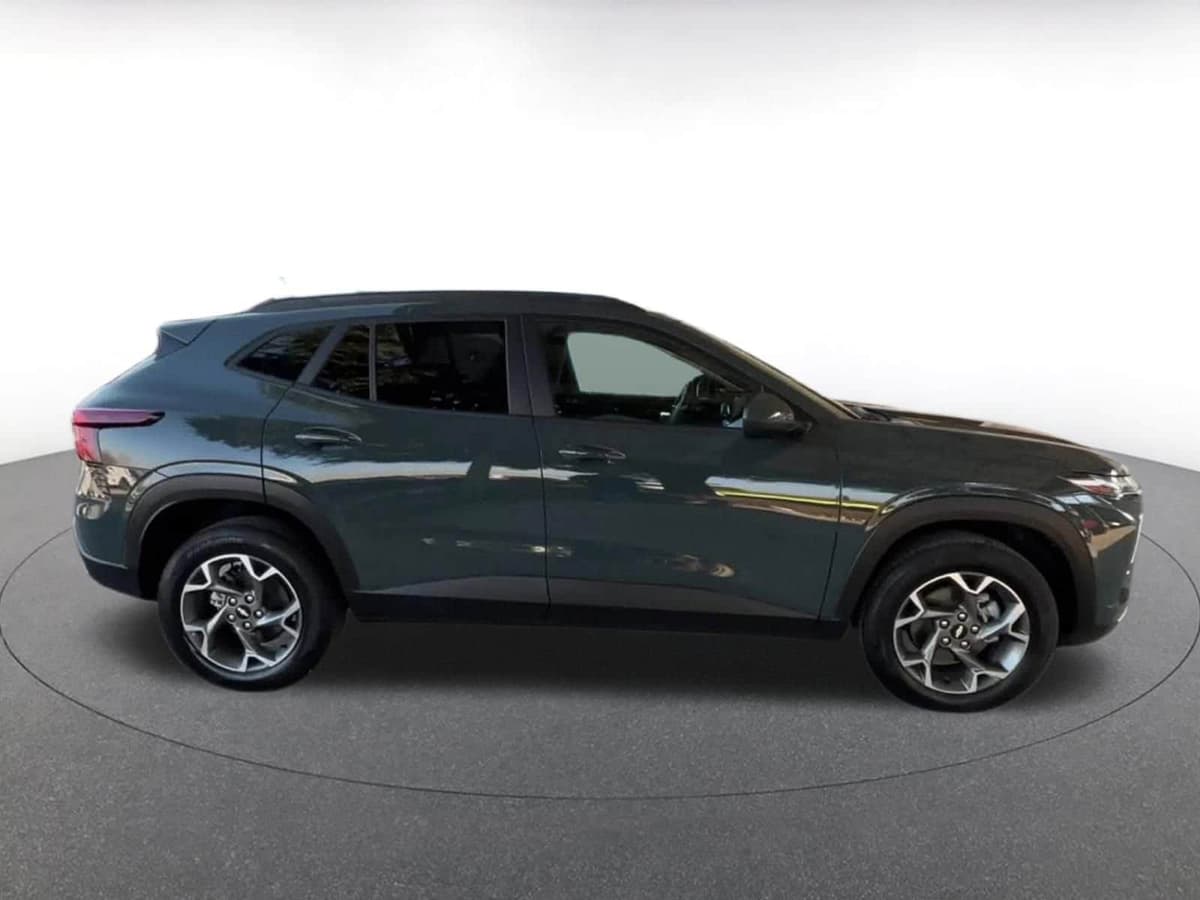 2025 Chevrolet Trax - Image 16