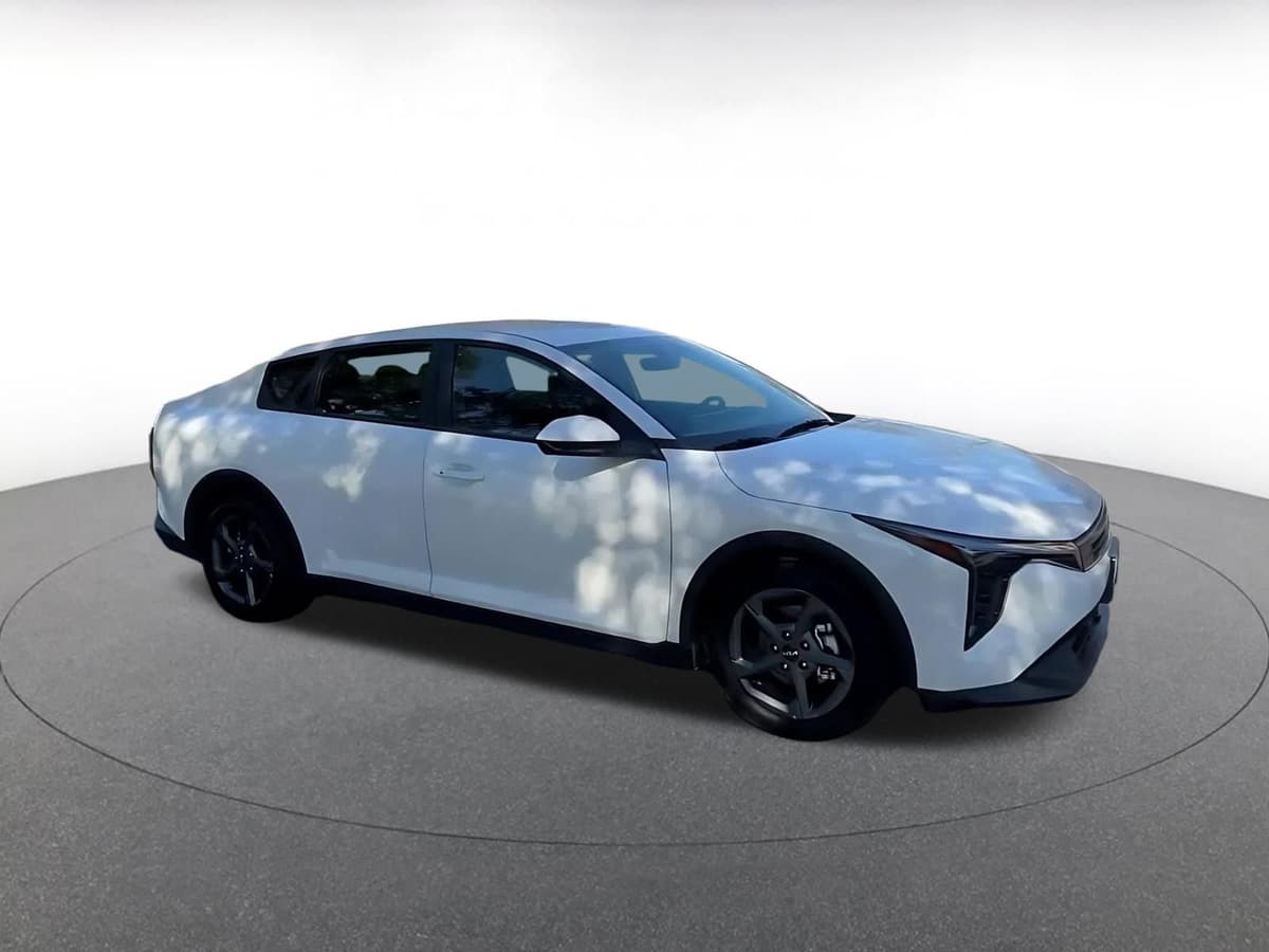 2025 Kia K4 - Image 2