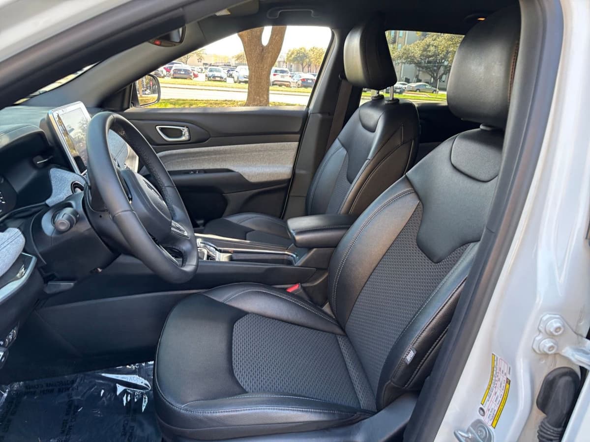 2025 Jeep Compass - Image 31