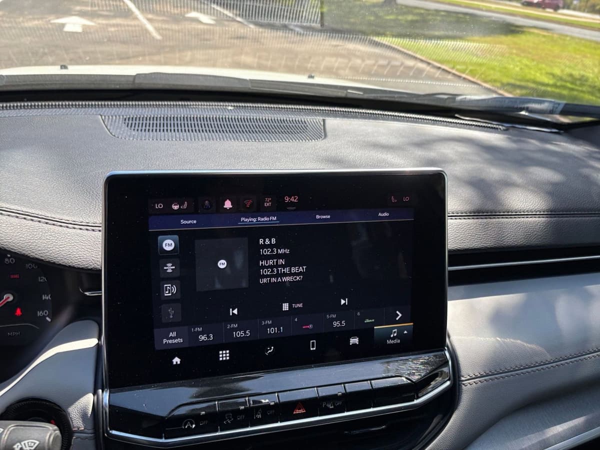 2025 Jeep Compass - Image 17