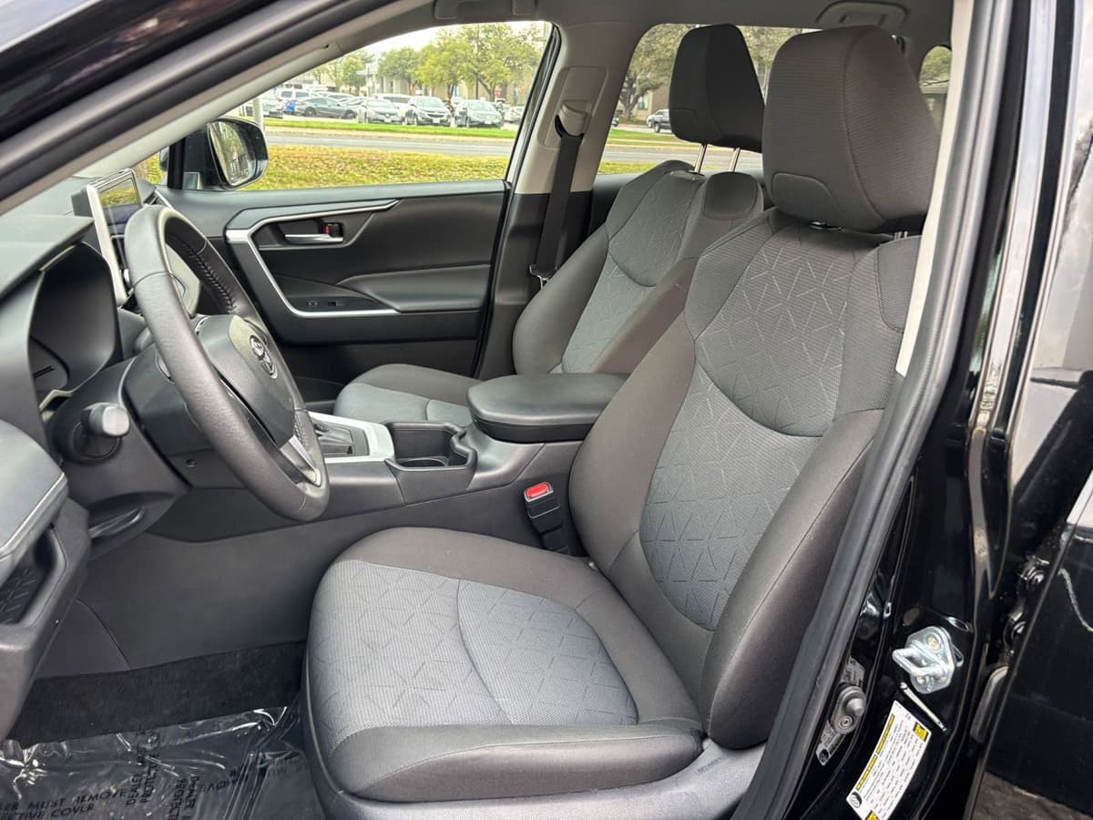 2025 Toyota RAV4 - Image 31