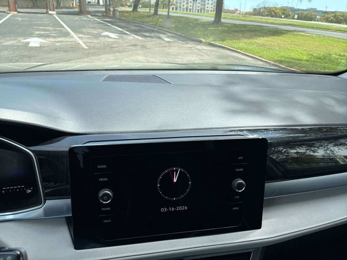 2025 Volkswagen Taos - Image 17