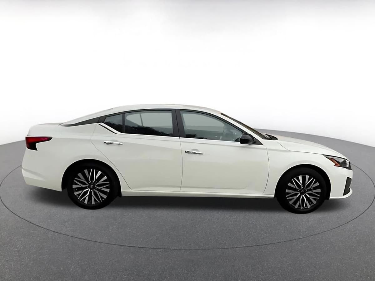 2025 Nissan Altima - Image 16