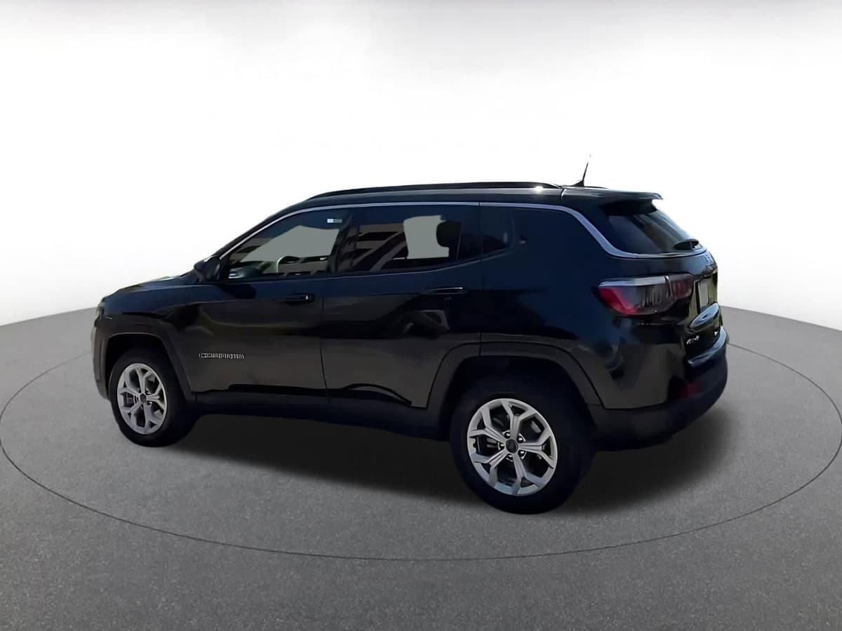 2025 Jeep Compass - Image 10