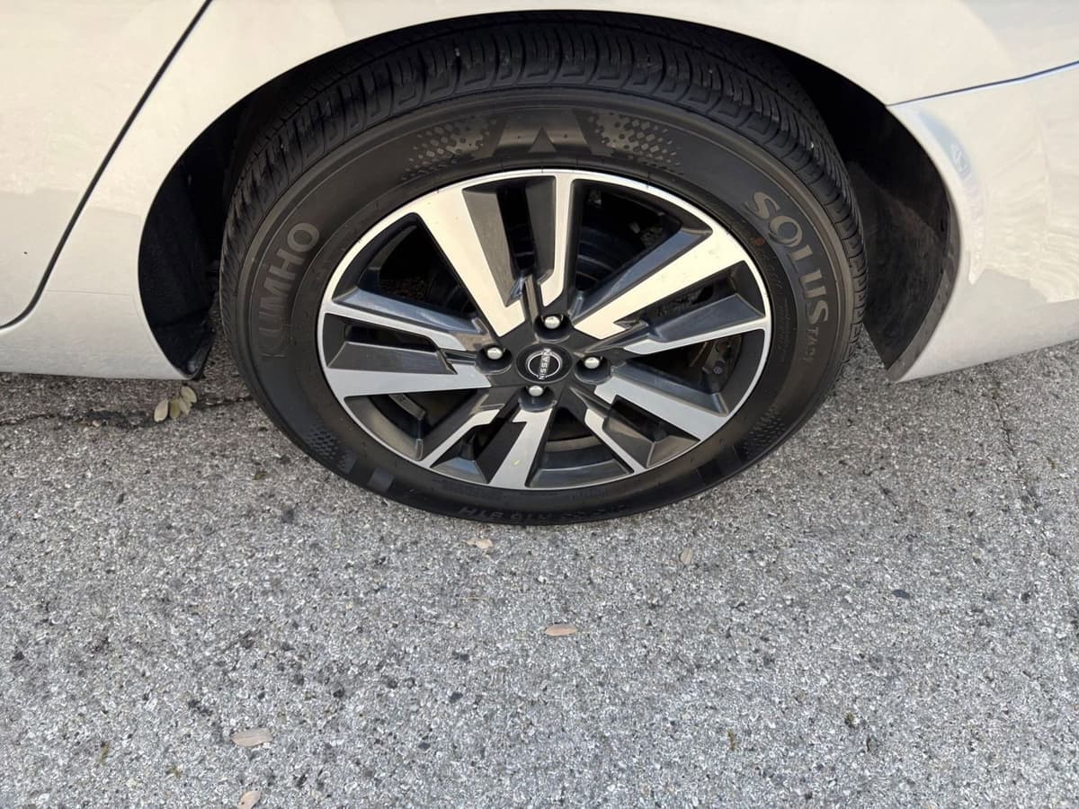 2025 Nissan Versa - Image 27