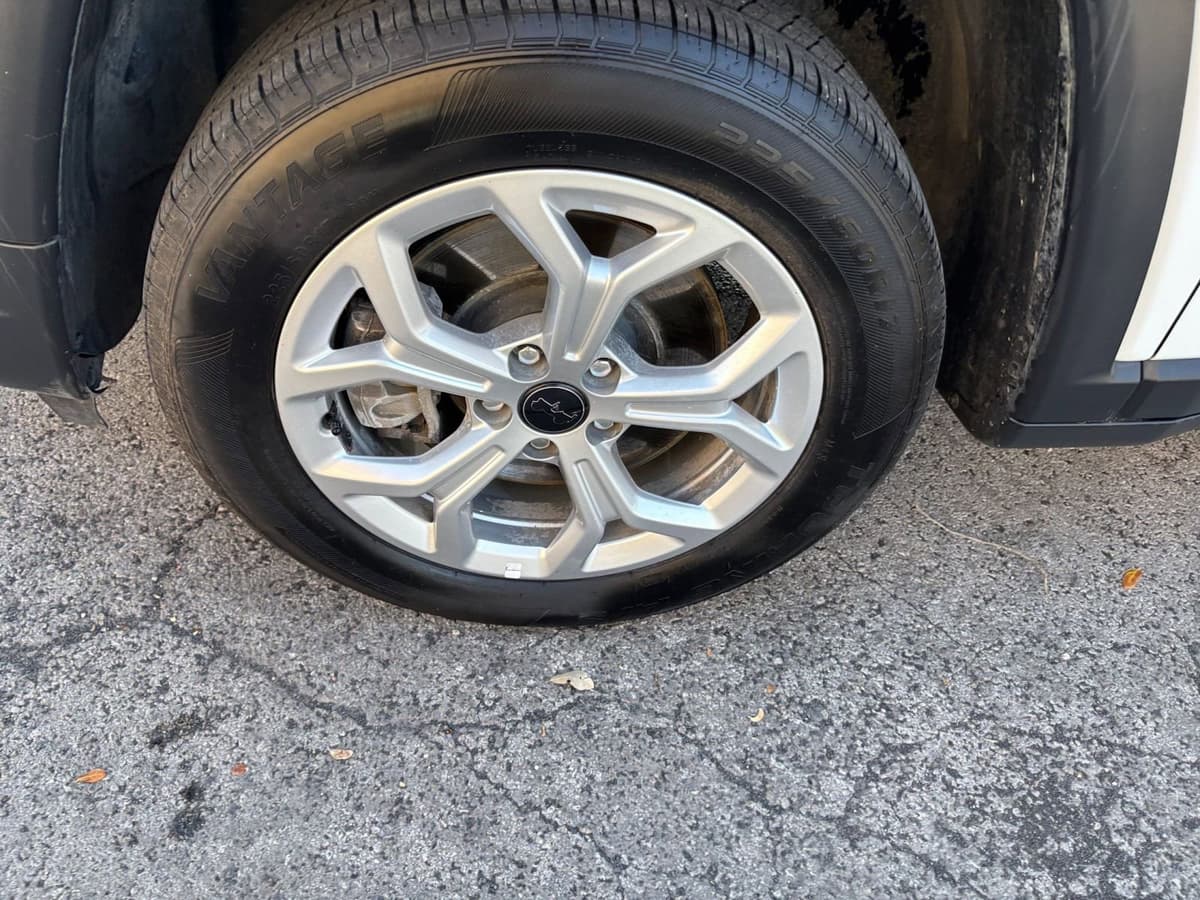 2025 Jeep Compass - Image 25