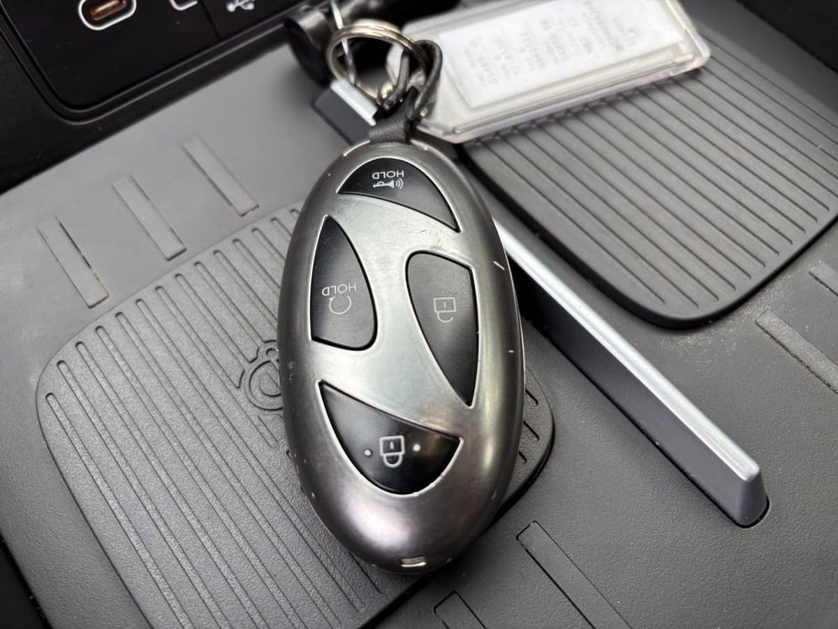 2025 Hyundai Santa Fe - Image 18