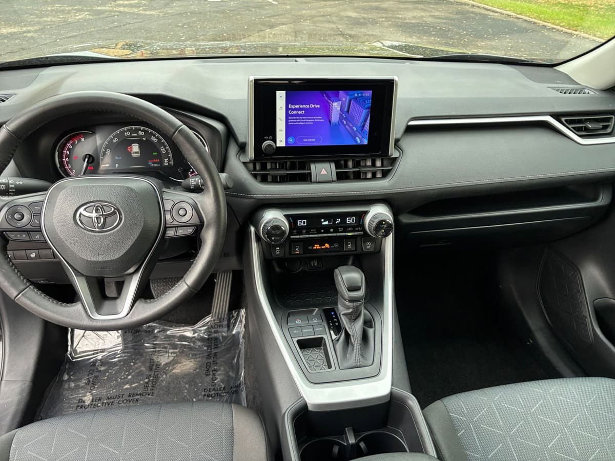 2025 Toyota RAV4 - Image 28