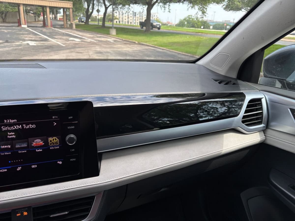 2025 Volkswagen Taos - Image 30