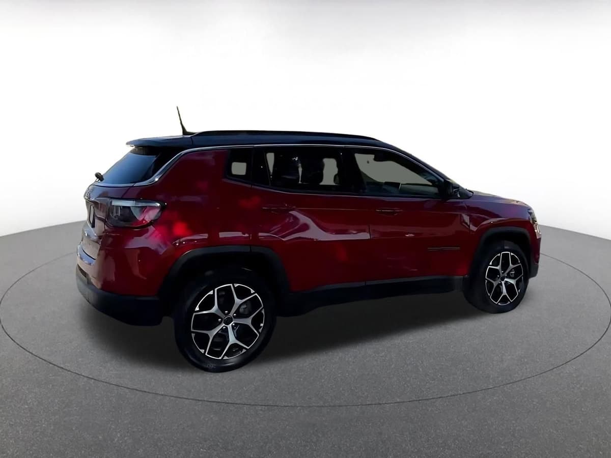 2025 Jeep Compass - Image 13