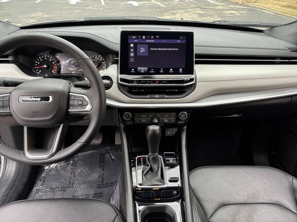 2025 Jeep Compass - Image 28