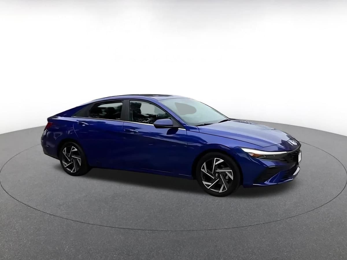 2025 Hyundai Elantra - Image 2