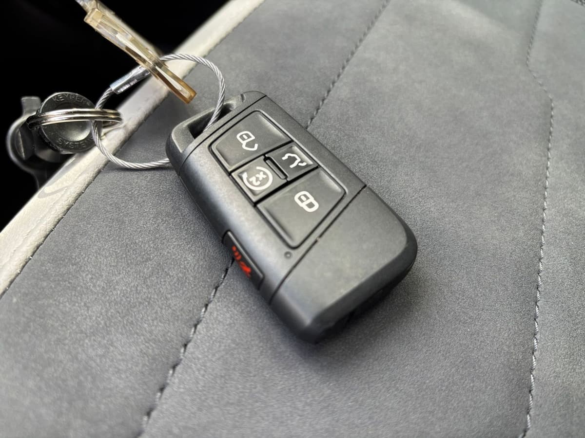 2025 Volkswagen Taos - Image 18