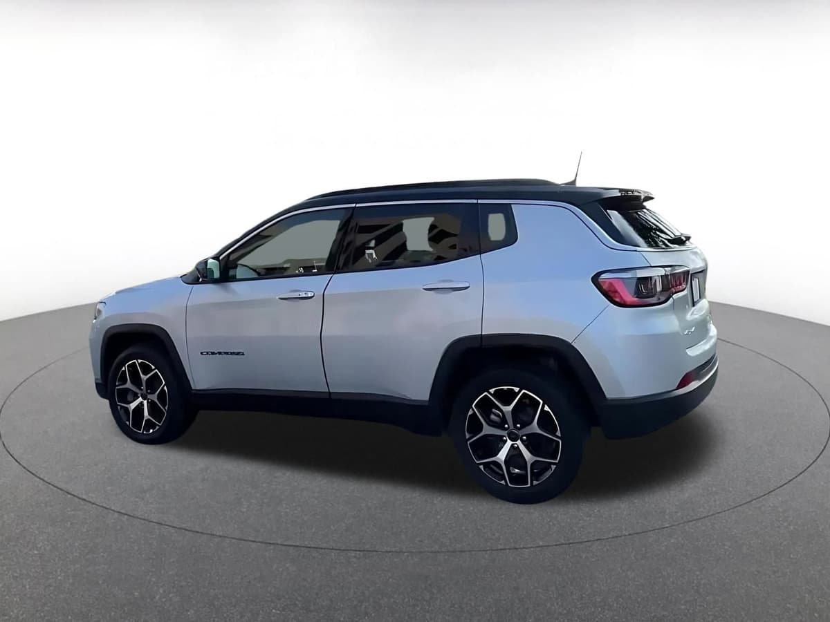 2025 Jeep Compass - Image 10