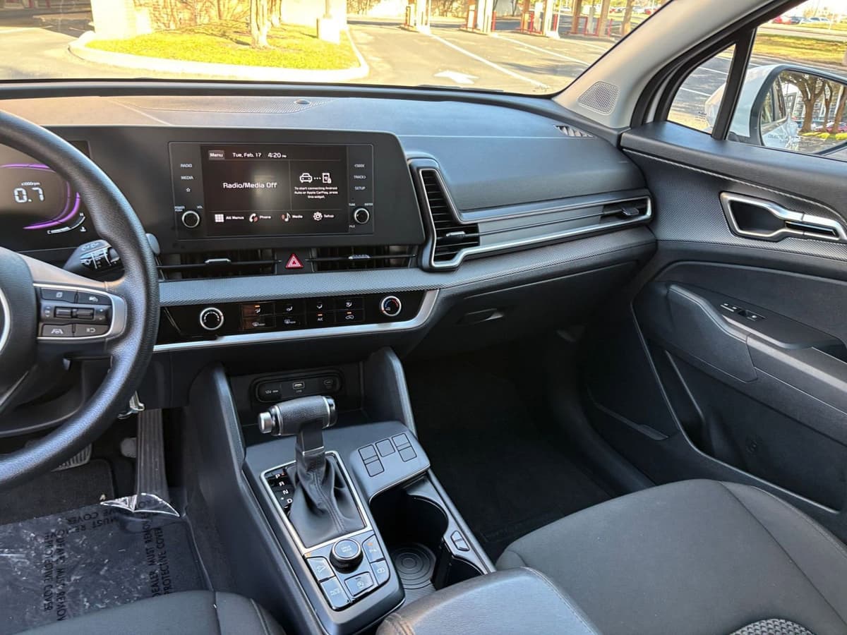 2025 Kia Sportage - Image 30