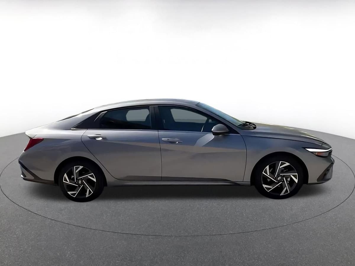 2025 Hyundai Elantra - Image 15