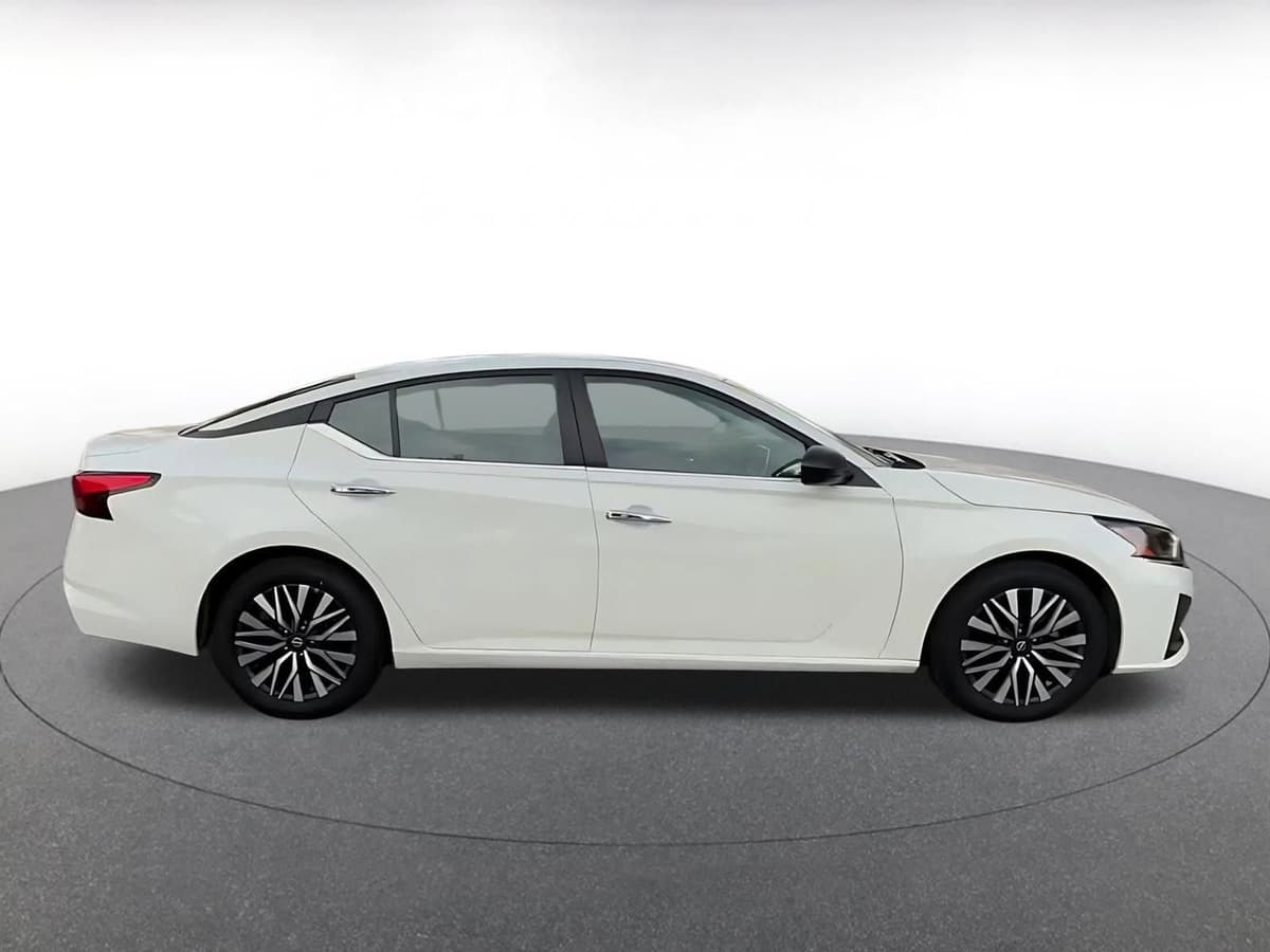 2025 Nissan Altima - Image 16