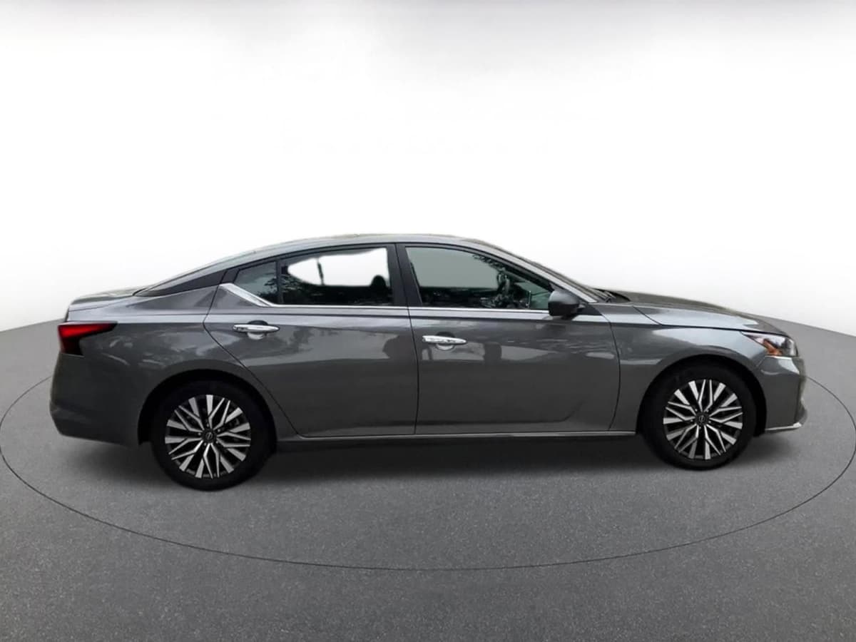 2025 Nissan Altima - Image 16