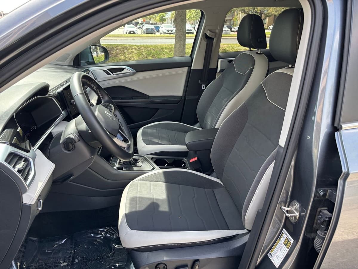 2025 Volkswagen Taos - Image 31