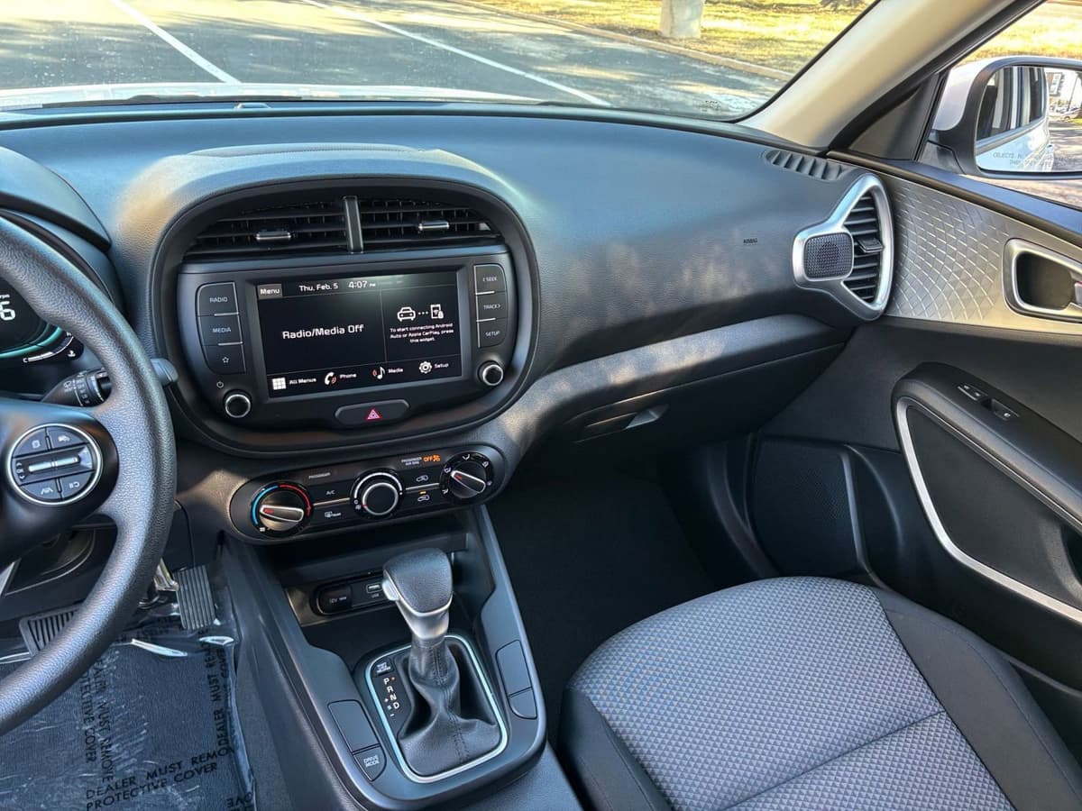 2025 Kia Soul - Image 30