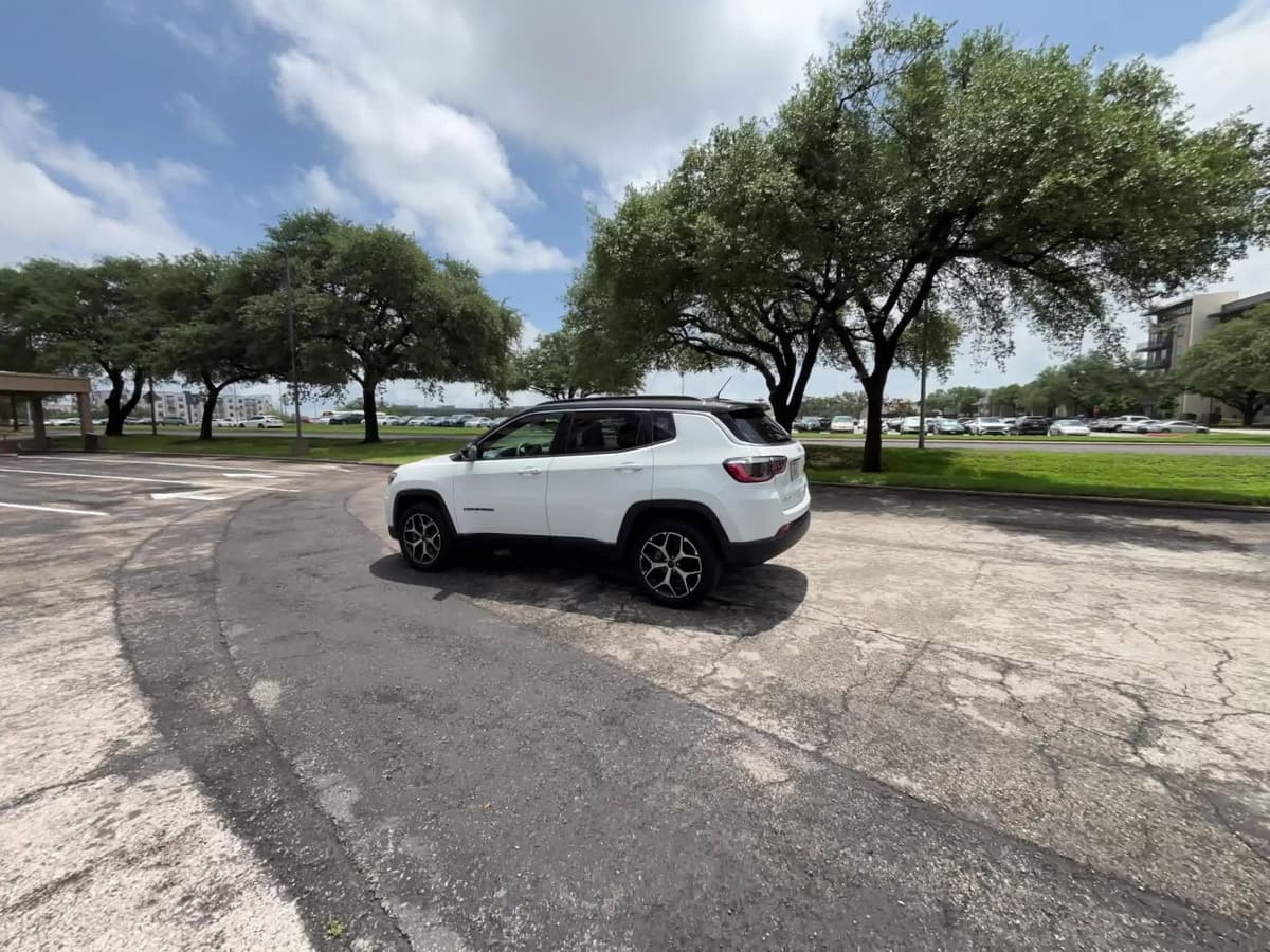 2025 Jeep Compass - Image 16
