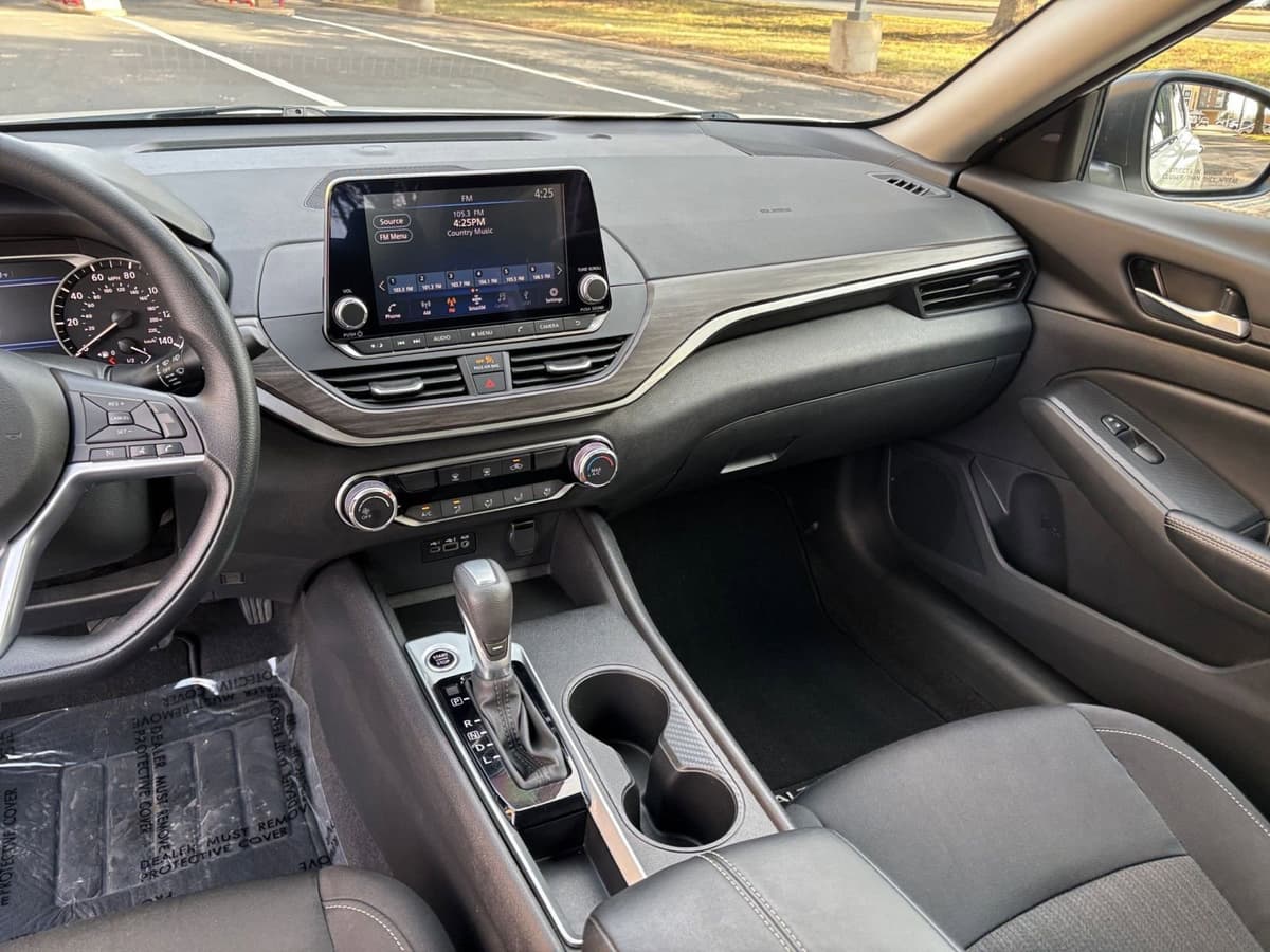 2025 Nissan Altima - Image 30