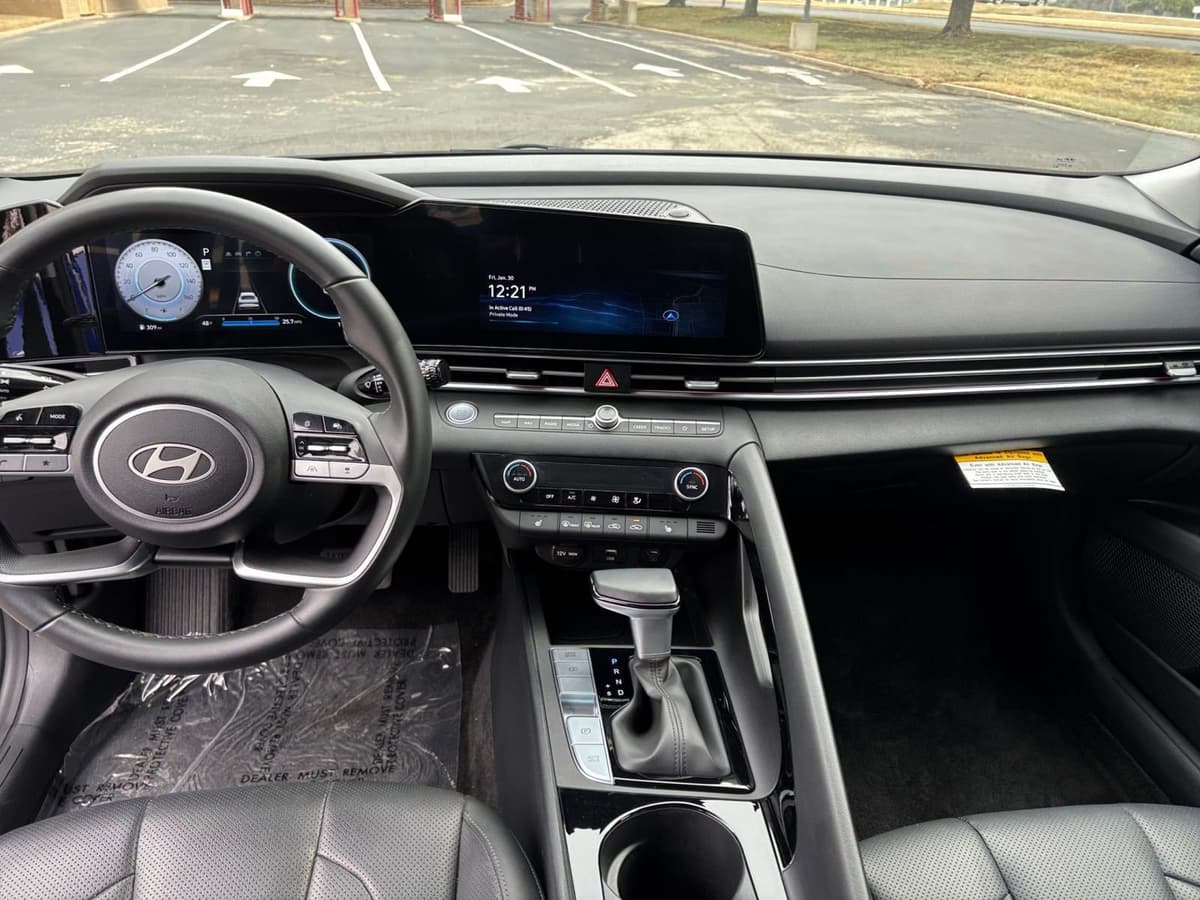 2025 Hyundai Elantra - Image 28